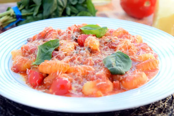 Kırmızı Bolonez soslu Gnocchi, tipik İtalyan makarna patates tadı.