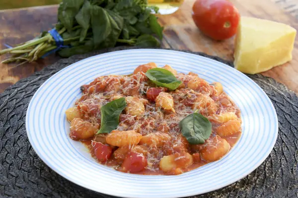 Kırmızı Bolonez soslu Gnocchi, tipik İtalyan makarna patates tadı.