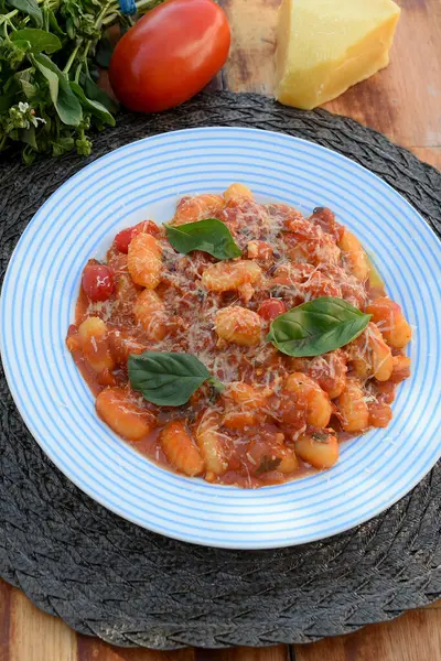 Kırmızı Bolonez soslu Gnocchi, tipik İtalyan makarna patates tadı.