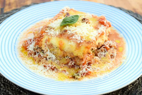 Lazanya beyaz ve bolonez soslu parmesan peyniri, makarna, domates, fesleğen, şifalı otlar İtalyan ve Fransız mutfağından lezzetli yemekler.