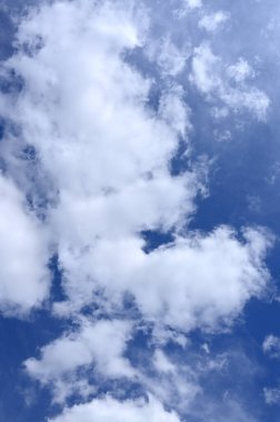 Beyaz bulutlu mavi gökyüzü güzel gündüz deseni arkaplan resmi