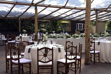 Yemek masası restoranı düğün partisi tabakları ve çatal bıçak takımı.