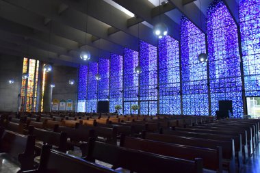 Brezilya Katolik kilisesi Fatima hanımefendinin renkli vitray pencereleri dekoratif din inancı.