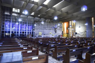 Brezilya Katolik kilisesi Fatima hanımefendinin renkli vitray pencereleri dekoratif din inancı.