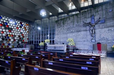 Brezilya Katolik kilisesi Fatima hanımefendinin renkli vitray pencereleri dekoratif din inancı.