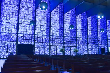 Brezilya Katolik kilisesi Fatima hanımefendinin renkli vitray pencereleri dekoratif din inancı.