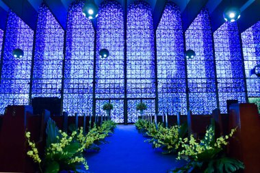 Brezilya Katolik kilisesi Fatima hanımefendinin renkli vitray pencereleri dekoratif din inancı.