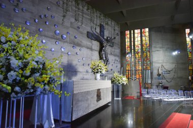 Brezilya Katolik kilisesi Fatima hanımefendinin renkli vitray pencereleri dekoratif din inancı.