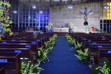 Brezilya Katolik kilisesi Fatima hanımefendinin renkli vitray pencereleri dekoratif din inancı.