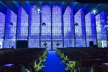 Brezilya Katolik kilisesi Fatima hanımefendinin renkli vitray pencereleri dekoratif din inancı.