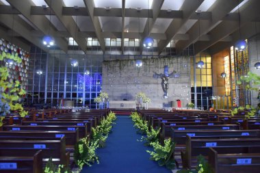 Brezilya Katolik kilisesi Fatima hanımefendinin renkli vitray pencereleri dekoratif din inancı.