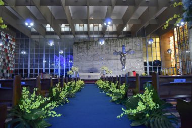 Brezilya Katolik kilisesi Fatima hanımefendinin renkli vitray pencereleri dekoratif din inancı.