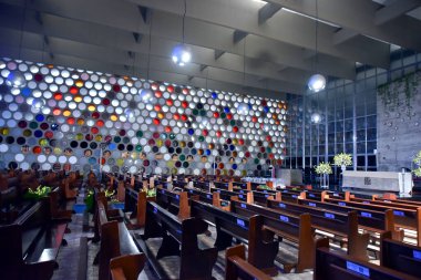 Brezilya Katolik kilisesi Fatima hanımefendinin renkli vitray pencereleri dekoratif din inancı.