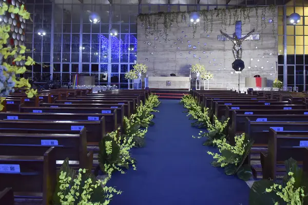 Brezilya Katolik kilisesi Fatima hanımefendinin renkli vitray pencereleri dekoratif din inancı.