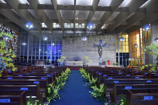 Brezilya Katolik kilisesi Fatima hanımefendinin renkli vitray pencereleri dekoratif din inancı.