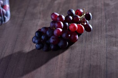 Kırmızı üzümlerin sakin yaşamı izole edilmiş doğal gıdalar.