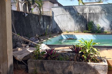 Durgun suyla terk edilmiş yüzme havuzu. Yakın çekim görüntüsü. Sivrisinekler potansiyel üreme alanıdır.