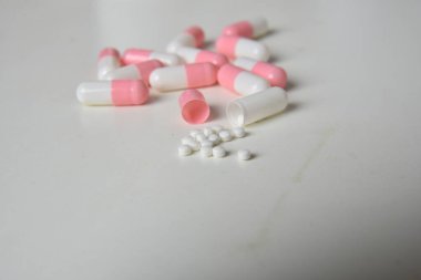 İlaç sektöründe ilaç jeli kapsülleri, haplar, aşırı doz senaryosu.