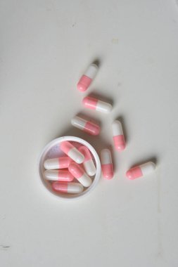 İlaç sektöründe ilaç jeli kapsülleri, haplar, aşırı doz senaryosu.