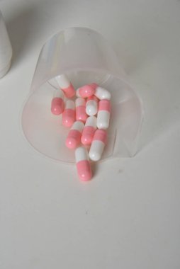 İlaç sektöründe ilaç jeli kapsülleri, haplar, aşırı doz senaryosu.