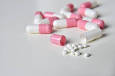 İlaç sektöründe ilaç jeli kapsülleri, haplar, aşırı doz senaryosu.