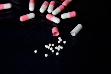 İlaç sektöründe ilaç jeli kapsülleri, haplar, aşırı doz senaryosu.