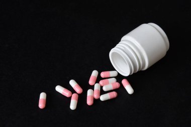 İlaç sektöründe ilaç jeli kapsülleri, haplar, aşırı doz senaryosu.