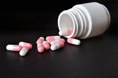 İlaç sektöründe ilaç jeli kapsülleri, haplar, aşırı doz senaryosu.