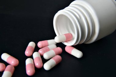 İlaç sektöründe ilaç jeli kapsülleri, haplar, aşırı doz senaryosu.