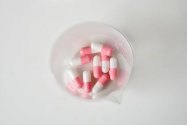 İlaç sektöründe ilaç jeli kapsülleri, haplar, aşırı doz senaryosu.