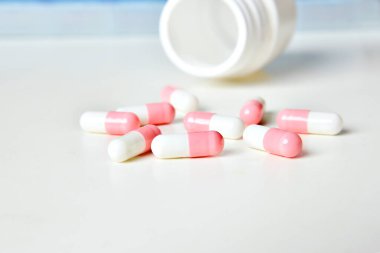 İlaç sektöründe ilaç jeli kapsülleri, haplar, aşırı doz senaryosu.