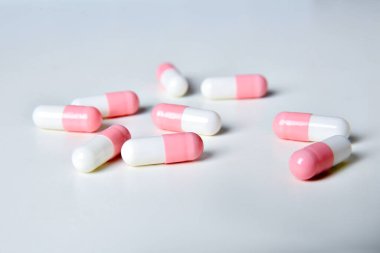 İlaç sektöründe ilaç jeli kapsülleri, haplar, aşırı doz senaryosu.