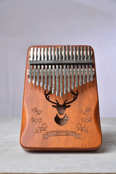 Калимба Африканский музыкальный инструмент семьи идиофонов деревянная коробка с металлическими стержнями играл пальцем перкуссионный инструмент armonico музыки