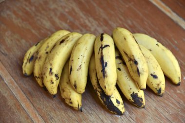 Doğal muz, sağlıklı meyve, sağlık tarlası tadı imajı.