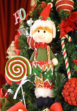 Noel Baba 'nın çiçekleri. Kar, bulanık bölge bayramı hediyeleri. Görüntü, Noel ağacı düzenliyor.