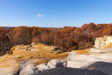 Illinois, ABD 'deki Buffalo Rock State Park' ında kayalık ve sonbahar renkleri.