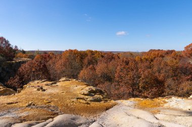 Illinois, ABD 'deki Buffalo Rock State Park' ında kayalık ve sonbahar renkleri.