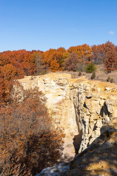 美国伊利诺伊州布法罗岩石州立公园的悬崖和秋色 — 图库照片