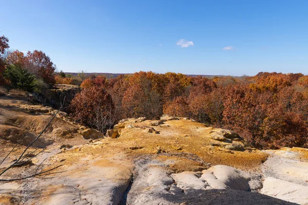 美国伊利诺伊州布法罗岩石州立公园的悬崖和秋色 — 图库照片