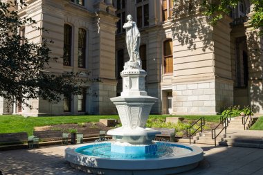 Lafayette, Indiana - ABD - 29 Temmuz 2022: Lafayette Çeşmesi, 1887 yılında heykeltıraş Lorado Taft tarafından Tippecanoe Adliyesi 'nde inşa edildi..