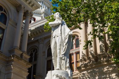 Lafayette, Indiana - ABD - 29 Temmuz 2022: Lafayette Çeşmesi, 1887 yılında heykeltıraş Lorado Taft tarafından Tippecanoe Adliyesi 'nde inşa edildi..