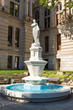 Lafayette, Indiana - ABD - 29 Temmuz 2022: Lafayette Çeşmesi, 1887 yılında heykeltıraş Lorado Taft tarafından Tippecanoe Adliyesi 'nde inşa edildi..