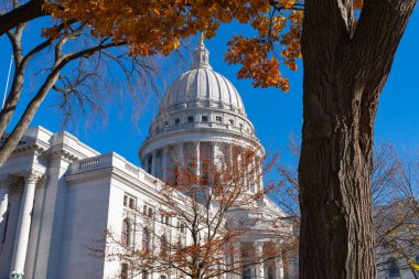 Wisconsin Eyalet Meclis Binası 'nın dışında güzel bir sonbahar sabahı. Madison, Wisconsin, ABD.