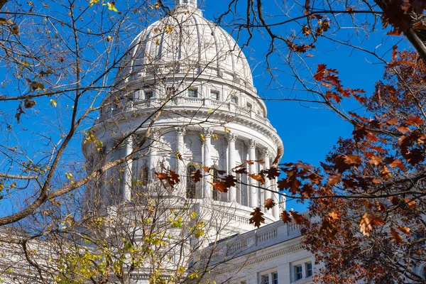美しい秋の朝にウィスコンシン州立議事堂ビルの外観 米国ウィスコンシン州マディソン — ストック写真