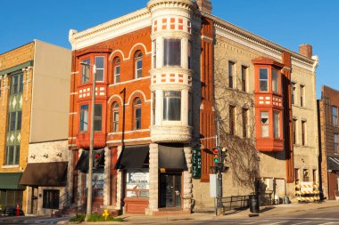 Janesville, Wisconsin - ABD - 7 Kasım 2022: Janesville, Wisconsin şehir merkezindeki eski tuğla bina.