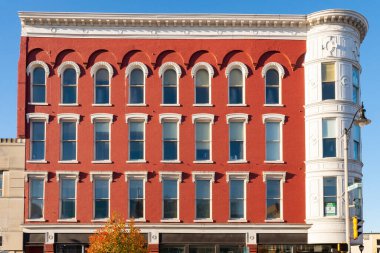 Janesville, Wisconsin - ABD - 7 Kasım 2022: Janesville, Wisconsin şehir merkezindeki eski tuğla bina.