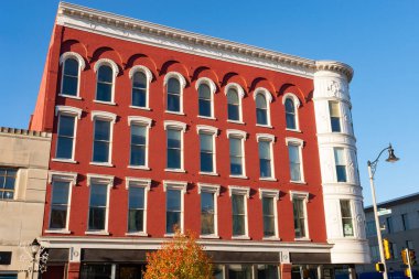 Janesville, Wisconsin - ABD - 7 Kasım 2022: Janesville, Wisconsin şehir merkezindeki eski tuğla bina.