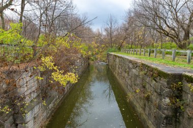Ottawa, Illinois, ABD 'deki tarihi I ve M Kanalı' nın 12 numaralı kilidinin kalıntıları.