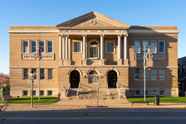 2022年11月7日 位于美国威斯康星州杰内斯维尔市的旧公共图书馆大楼外 建于1901年 是一个阳光明媚的秋日清晨 — 图库照片
