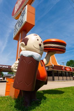 Oglesby, Illinois - ABD - 10 Haziran 2022: The Rootbeer Stand klasik yemek ortaklığı karakteri Oglesby, Illinois.